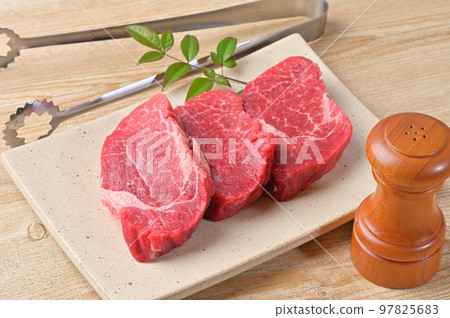 黑毛和牛里脊肉、里脊肉、牛排用牛肉、上等肉、肉、未加熱的生肉。國產牛肉。 97825683