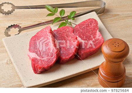 黑毛和牛里脊肉、里脊肉、牛排用牛肉、上等肉、肉、未加熱的生肉。國產牛肉。 97825684