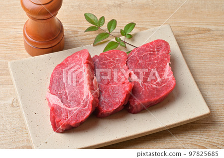 黑毛和牛里脊肉、里脊肉、牛排用牛肉、上等肉、肉、未加熱的生肉。國產牛肉。 97825685