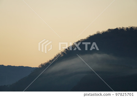 霧可以進入的山 97825701