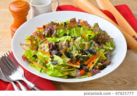 我沒有使用任何敷料。雜燴沙拉、韓式沙拉、生菜沙拉。 97825777