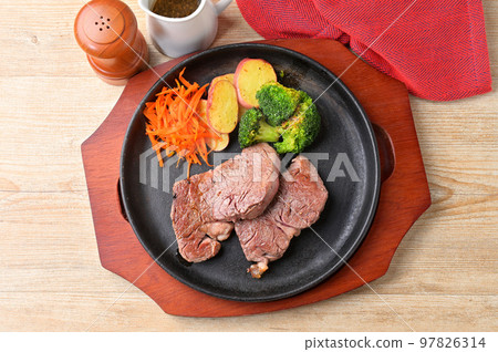 Note) Steam is a retouch composition. Kuroge Wagyu beef fillet, fillet steak. Steak meat, beef, beef. Note) Steam is a retouch composition. Kuroge Wagyu beef fillet, fillet steak. Steak meat, beef, beef. 97826314