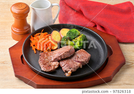 Note) Steam is a retouch composition. Kuroge Wagyu beef fillet, fillet steak. Steak meat, beef, beef. 97826318