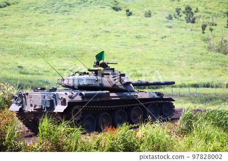 陸上自衛隊74式坦克擺出射擊姿態 97828002