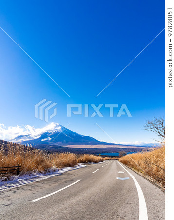 使用對角線魚眼鏡頭拍攝的初冬富士山全景甲板上的風景 使用對角線魚眼鏡頭拍攝的初冬富士山全景甲板上的風景 97828051