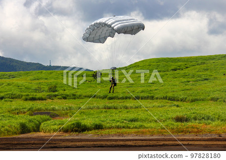 Ground Self-Defense Force paratrooper about to land on the ground Ground Self-Defense Force paratrooper about to land on the ground 97828180