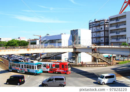 豐橋市，許多汽車和電車運行的景觀 97828220