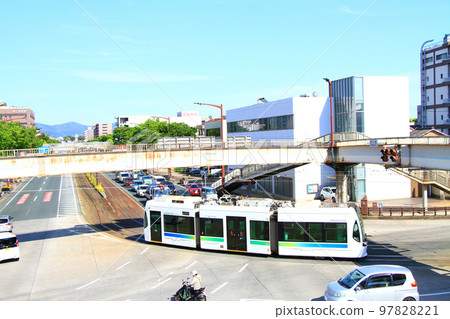 Toyohashi City, a landscape where many cars and trams run 97828221