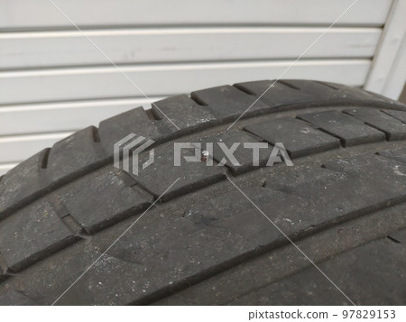 用螺絲釘扎破的輪胎 用螺絲釘扎破的輪胎 97829153