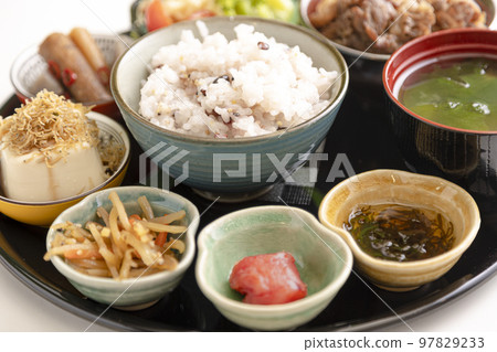 豐富多彩的日本料理、早餐、套餐 豐富多彩的日本料理、早餐、套餐 97829233