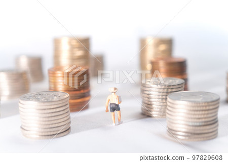 穿著鹹水褲的男人在成堆的硬幣中行走 穿著鹹水褲的男人在成堆的硬幣中行走 97829608