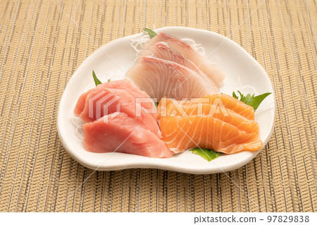 Assorted sashimi (bluefin tuna yellowtail salmon) Assorted sashimi (bluefin tuna yellowtail salmon) 97829838