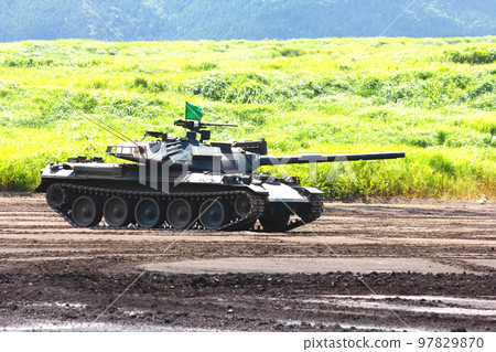 74式坦克在訓練場上移動 97829870