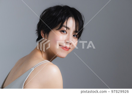 短頭髮的女人 短頭髮的女人 97829926