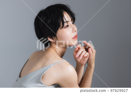 短頭髮的女人 97829927