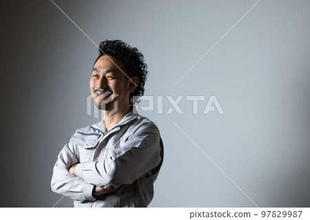 Bearded man in work clothes　 97829987