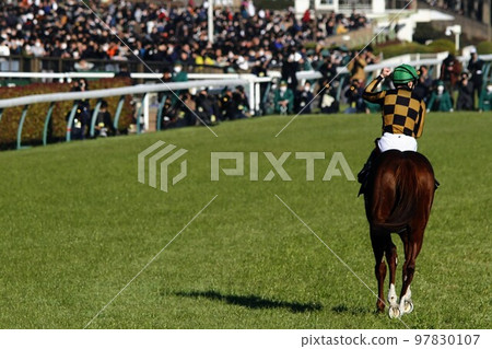 Spectators and the horse and jockey that won the G1 97830107