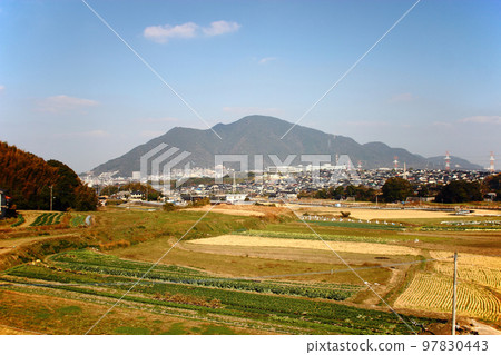 漂浮在北九州市藍天上的足立山 漂浮在北九州市藍天上的足立山 97830443