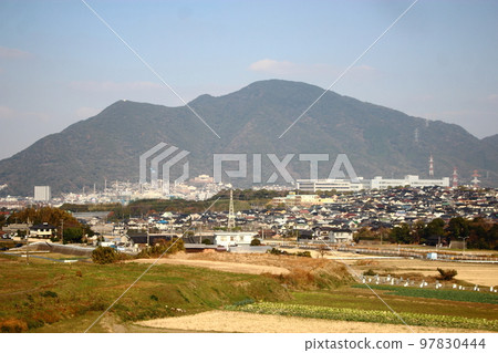 漂浮在北九州市藍天上的足立山 漂浮在北九州市藍天上的足立山 97830444