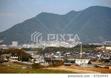 漂浮在北九州市藍天上的足立山 漂浮在北九州市藍天上的足立山 97830445