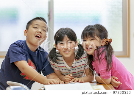 小學生在補習班聊天 97830533