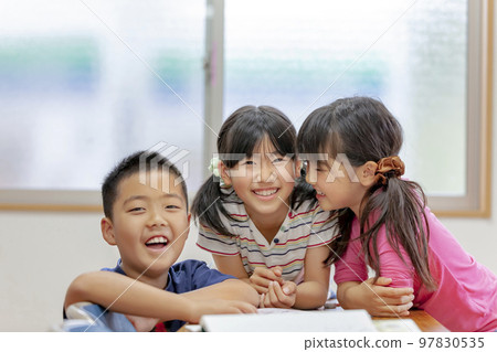 Elementary school students chatting at cram school 97830535