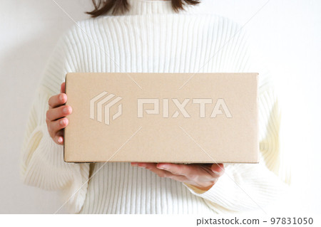 woman with a cardboard box 97831050