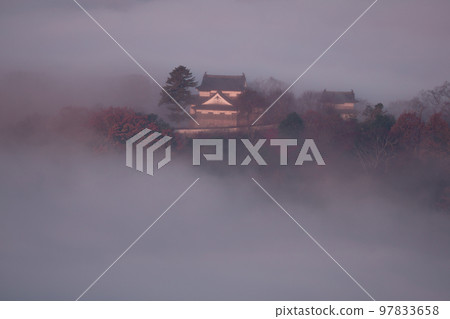 【日本100座城】備中松山城秋葉飄浮在雲海中19岡山縣高橋市 97833658