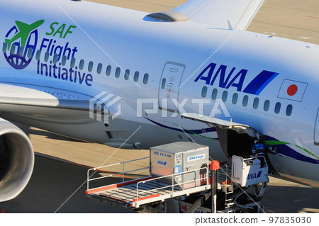 羽田機場的客機裝卸貨物 97835030