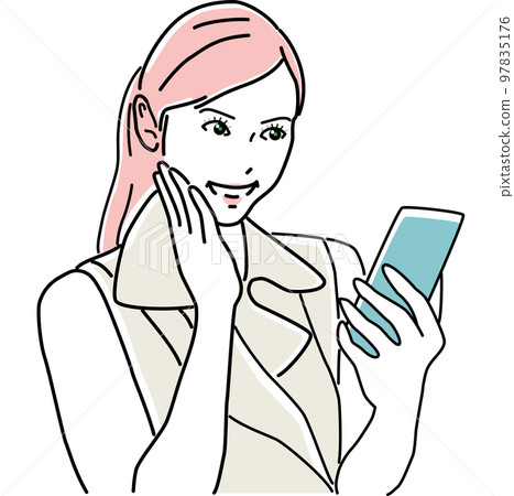 一位職業女性看著她的智能手機微笑 97835176