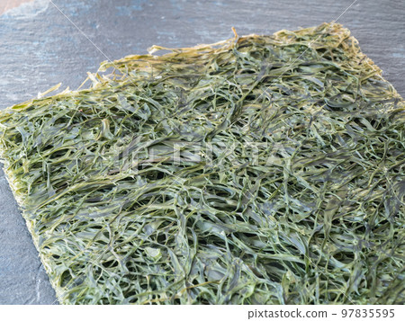 乾燥硬化的生魚片海帶。 97835595