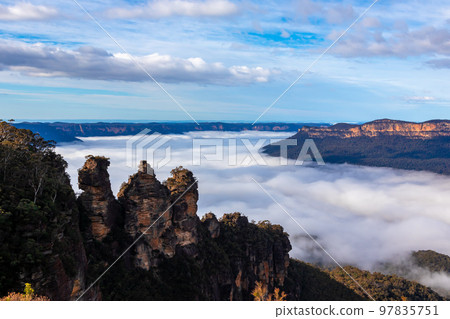 雲海覆蓋的森林和悉尼郊外藍山看到的三姐妹岩 97835751