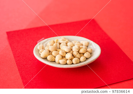 紅色背景上的節分豆 97836614