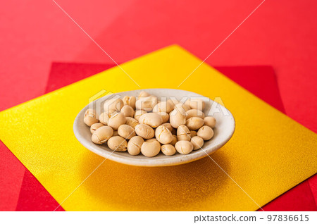 紅色和金色背景節分豆 紅色和金色背景節分豆 97836615