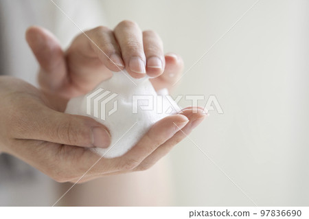 有肥皂泡的年輕人的手 97836690