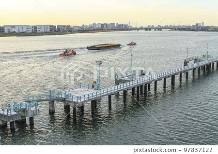 沿著羽田機場碼頭行駛的運輸船 97837122