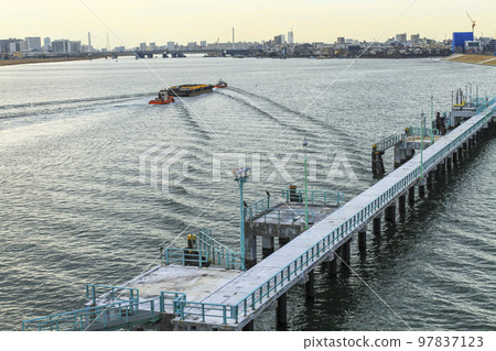 A transport ship running alongside the Haneda Airport dock 97837123