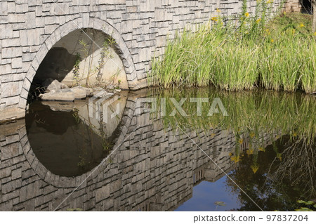 水道上的石橋風景 97837204