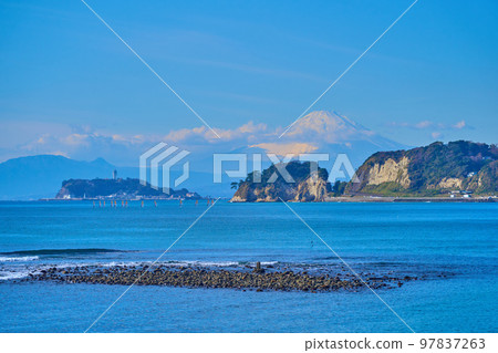 從神奈川縣逗子市小坪海岸眺望西側（若江島、稻村崎等） 97837263