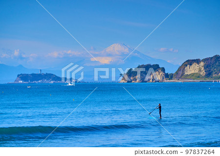 從神奈川縣逗子市小坪海岸眺望西側（江之島、稻村崎等） 97837264