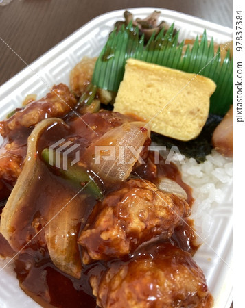 Office worker's lunch (sweet and sour pork bento) 97837384