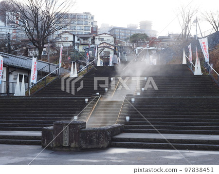 霧濛濛的伊香保溫泉石階入口 97838451