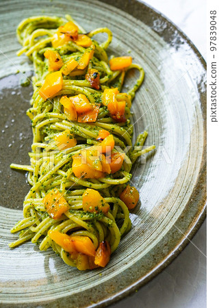 芝麻菜香蒜醬意大利面配烤黃辣椒粉 97839048