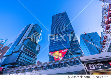 日本元旦的東京城市景觀。澀谷新紀元澀谷站和辦公樓。 Sakuragaokaguchi再開發大樓的外觀將完成= 1st 97839986