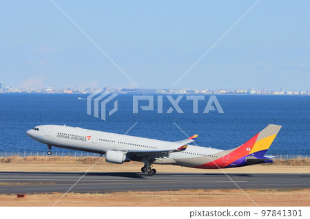 客機離開噴氣式飛機離開機載 97841301