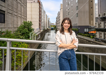 微笑的年輕女子後樂橋 微笑的年輕女子後樂橋 97842339