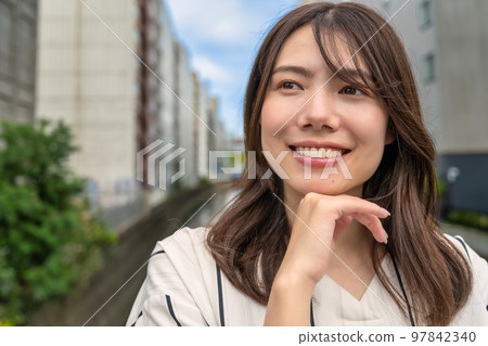 微笑的年輕女子後樂橋 微笑的年輕女子後樂橋 97842340
