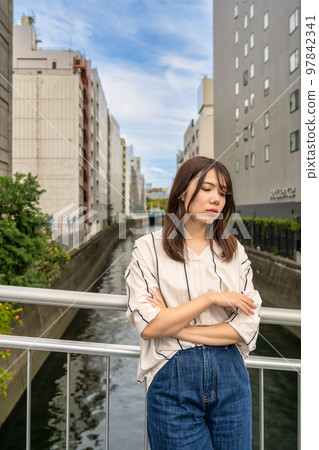 一個帶著困擾表情的年輕女子後樂橋 一個帶著困擾表情的年輕女子後樂橋 97842341