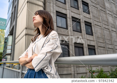 一個帶著困擾表情的年輕女子後樂橋 一個帶著困擾表情的年輕女子後樂橋 97842342