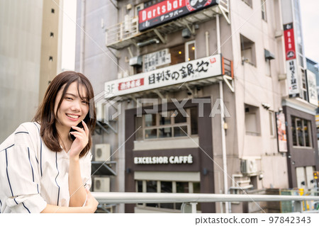 微笑的年輕女子水道橋站 微笑的年輕女子水道橋站 97842343